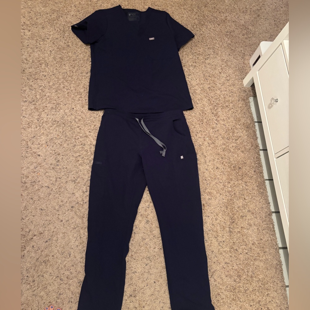 FIGS scrub set-Petite pants and regular top